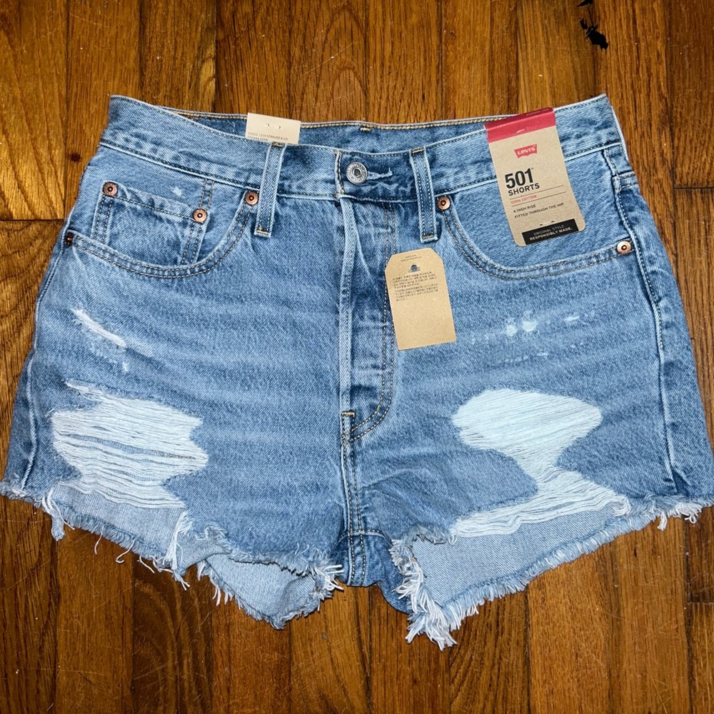 Levi 501 shorts! Size 28!